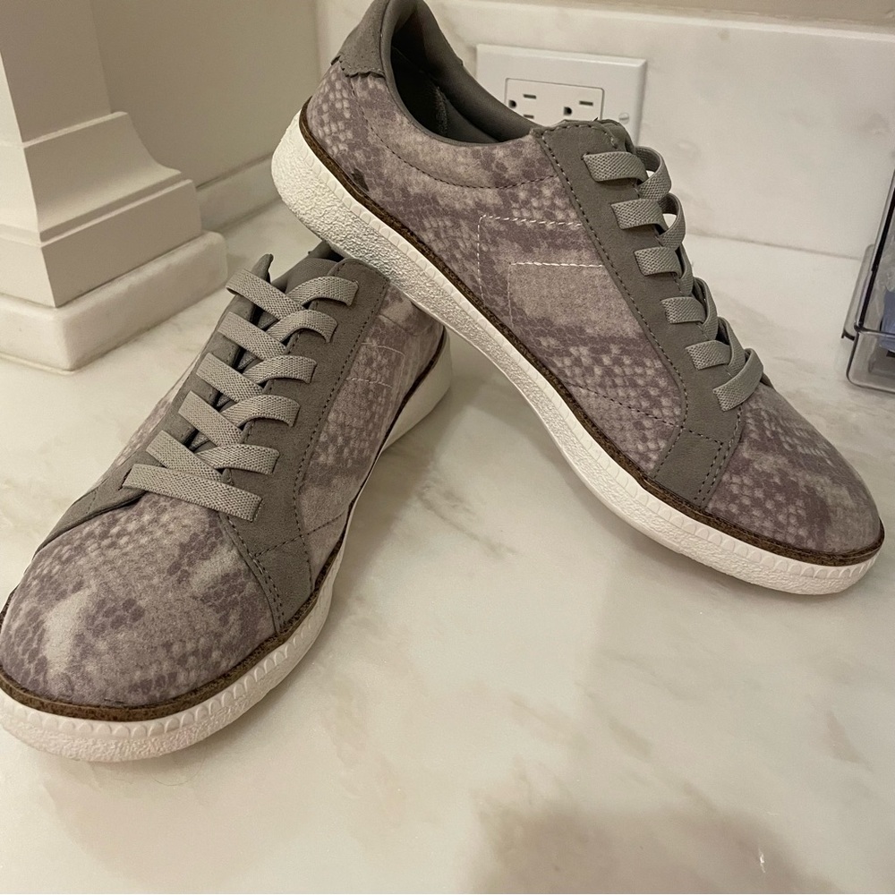 Slip on sneakers Dr Scholls size 8 sneakers snake print Euc